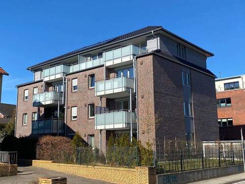 Haus_Rückseite - 2 Zimmer Terrassenwohnung in Henstedt-Ulzburg