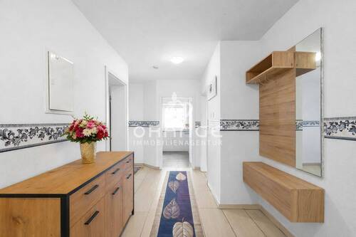 Flur - Etagenwohnung mit 100,00 m&sup2; in Burglengenfeld zum Kaufen