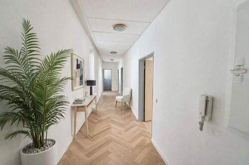 Visualisierung Einladender Flur mit Stellflächen - 