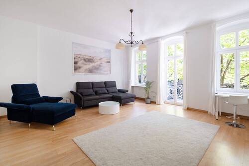 Wohnzimmer - Mitten in Mitte - Großzügige Altbauwohnung mit Balkon nahe Weinbergspark