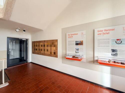 Hauseingang mit musealem Rundgang - 