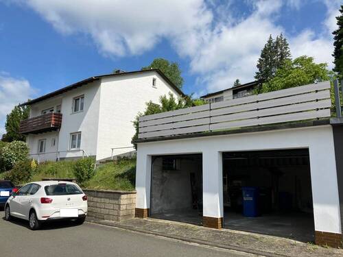 Ansicht Garage/Haus - 4 Zimmer Einfamilienhaus zum Kaufen in Bischoffen