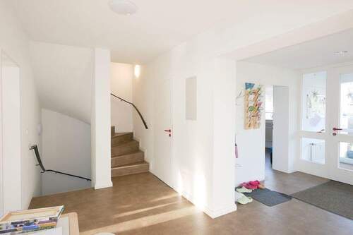 Flurbereich und Treppe ins DG und KG - 