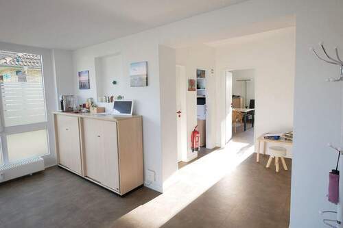 heller großzügiger Dielenbereich - 5 Zimmer Büro in Tornesch