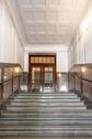 Historisches Treppenhaus führt ins Hochparterre. - 