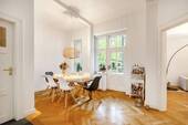 Essbereich mit Balkon. - Charmante Stil-Altbauwohnung mit großem Balkon. Zeitlose Schönheit & echtes Wohngefühl.