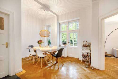 Essbereich mit Balkon. - Charmante Stil-Altbauwohnung mit großem Balkon. Zeitlose Schönheit & echtes Wohngefühl.