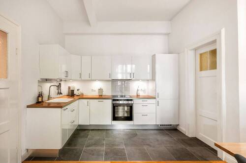 Einbauküche mit Vorratskammer. - Etagenwohnung mit 126,10 m&sup2; in München zum Kaufen