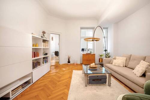 Wohnzimmer mit Fenstern zum Balkon. - 