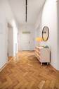 Einladendes, breites Entrée mit Original-Parkett. - 
