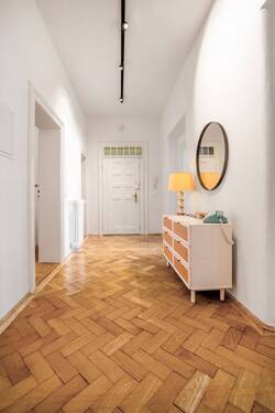 Einladendes, breites Entrée mit Original-Parkett. - 