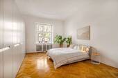 Großzügiges Schlafzimmer mit Original-Stuckdecke. - 
