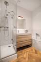  Badezimmer mit Dusche und Badewanne. - 