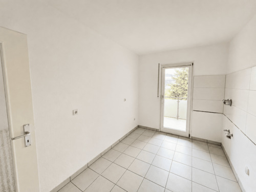 Großzügige Küche mit Zugang zur Loggia 2 - 