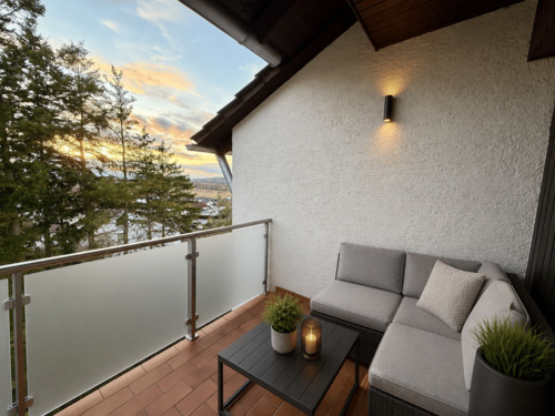 Große Südwestloggia möbliert, mit neuem Geländer - Ohne Provision & sofort bezugsfähig! Schöne 4-Zimmer-Wohnung mit netter Südwestloggia & ca. 86,6 qm im 1.Stock