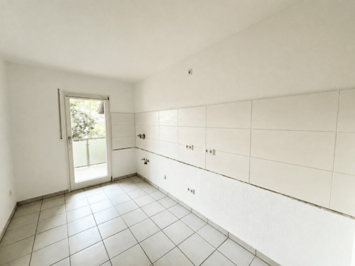 Großzügige Küche mit Zugang zur Loggia 1 - 