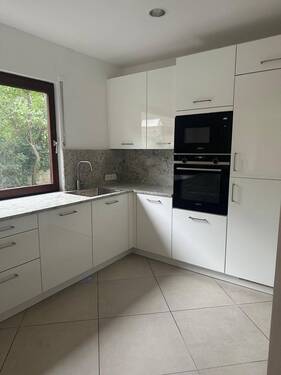 Hochwertige Einbauküche - Geräumiges Einfamilienhaus mit großer Garage und Möglichkeit für Einliegerwohnung in Berlin-Kladow.