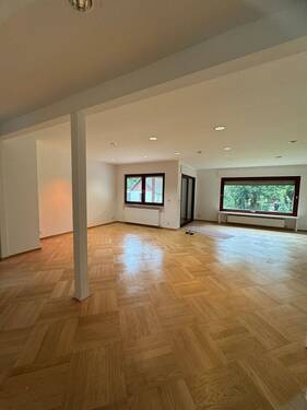 Großzügiges Wohnzimmer - 7 Zimmer Einfamilienhaus zur Miete in Berlin