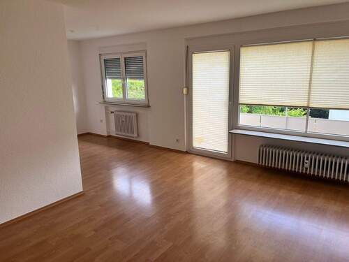 Helles Wohnzimmer mit Balkon - Frisch renovierte 2-Zimmerwohnung in ruhiger Lage