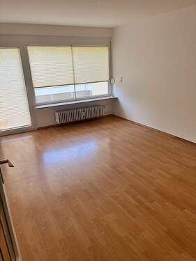 Helles Wohnzimmer mit Balkon - 