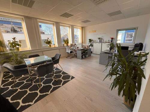 Büroraum 1 - Helles 23 m² Büro mit Alpenblick - flexibel, möbliert, sofort verfügbar