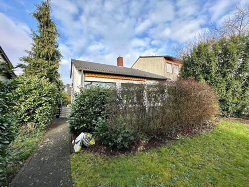 Hausansicht Vorderseite - 4 Zimmer Doppelhaushälfte in Neuss