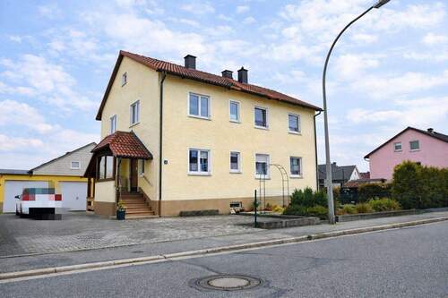 Bild 1 - Attraktives Zweifamilienhaus mit großem Grundstück in 92708 Mantel