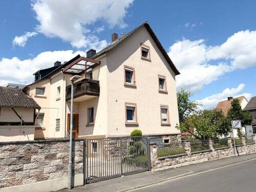 Außenansicht Eingang - Charmantes Haus mit Potential in Schweinheim