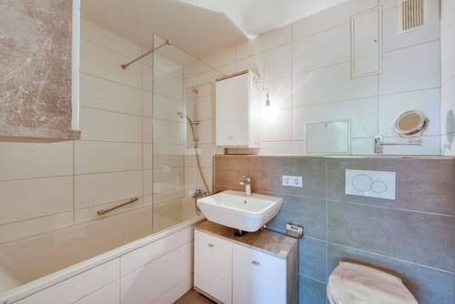 Bad mit Wanne - 