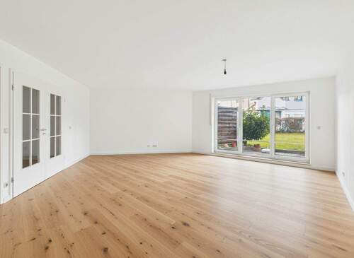 Renovierungsbeispiel - Wohnbereich (Boden neu, Türen weiß lackiert) - 