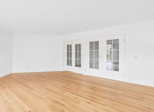 Renovierungsbeispiel Wohnbereich (Boden neu, Türen weiß lackiert) - 