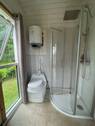 Bad mit WC, Dusche, Pissoir und Waschmaschinenanschluß - 