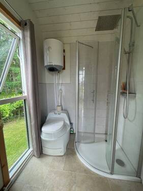 Bad mit WC, Dusche, Pissoir und Waschmaschinenanschluß - 