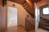 Obergeschoss-Treppenaufgang - Mehrfamilienhaus, Wohnhaus mit 139,50 m² in Walldorf zum Kaufen