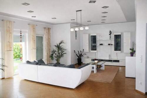 Wohnzimmer mit Einrichtungsbsp - 7 Zimmer Einfamilienhaus in Römerberg