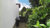 Seitenansicht zum Gartentor - 