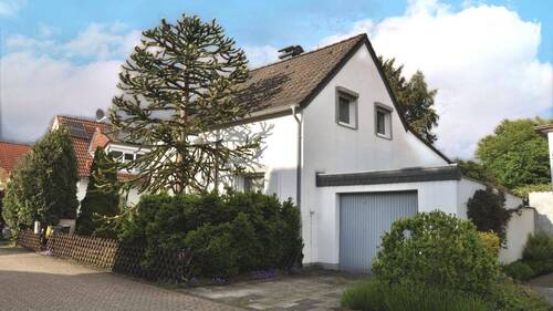 Ansicht des Hauses - Sonniges Wohnen: charmantes EFH, 6 Zimmer, Einliegerwohnung möglich, großer Garten, Garage