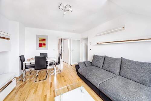 Wohnzimmer - 2 Zimmer Etagenwohnung in München