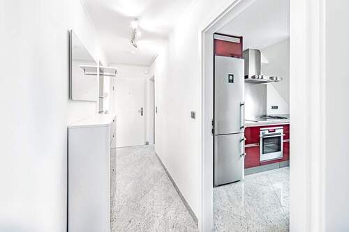 Flur mit Blick in die Küche - 