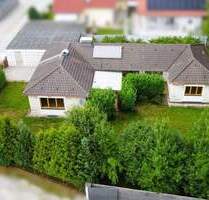 **Ebenerdiger Wohnkomfort mit 200 m² Wohnfläche** Stilvoller, ruhig gelegener Bungalow mit Garten - Mettenheim / Hart Mettenheim-Hart