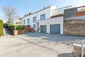 Hausansicht - ++ Design trifft Aussicht - modernes Anwesen in Halbhöhenlage ++