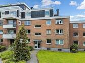 Hausansicht - Gut geschnittene 2-Zimmer-Wohnung mit Loggia und Garage in gepflegtem Mehrfamilienhaus