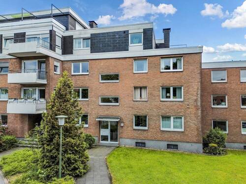 Hausansicht - Gut geschnittene 2-Zimmer-Wohnung mit Loggia und Garage in gepflegtem Mehrfamilienhaus