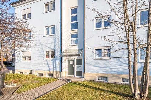 Hauseingang - Etagenwohnung mit 74,20 m² in Meißen zur Miete