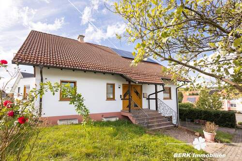 Titelbild - BERK Immobilien - Einfamilienhaus mit großem Garten und weiterem Ausbaupotenzial - in ruhiger Wohnlage von Kleinkahl