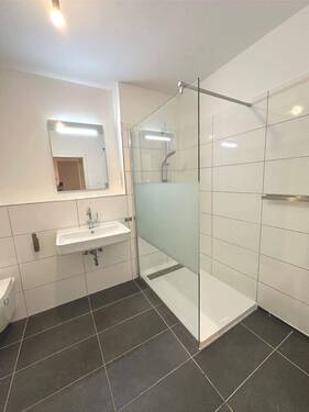 IMG_2259.JPG - 4 - Zimmerwohnung im 1. Obergeschoss Gäste-WC Kellerraum PKW-Stellplatz ohne Balkon