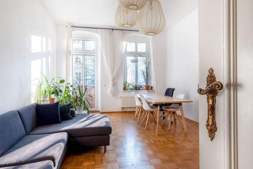 Wohnzimmer mit Südbalkon - Charmante Altbauwohnung mit Südbalkon im begehrten Gleimkiez