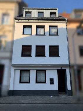 Hausansicht Strassenseite - 8 Zimmer Mehrfamilienhaus, Wohnhaus zum Kaufen in Köln