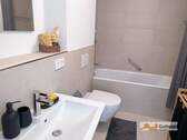 Badezimmer mit Wanne, WC - 