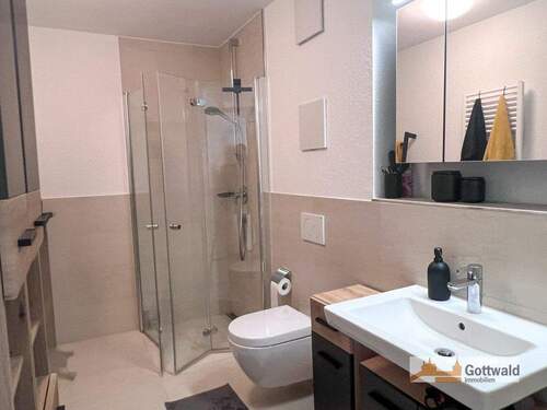 Bad mit barrierefreier Dusche, WC - 